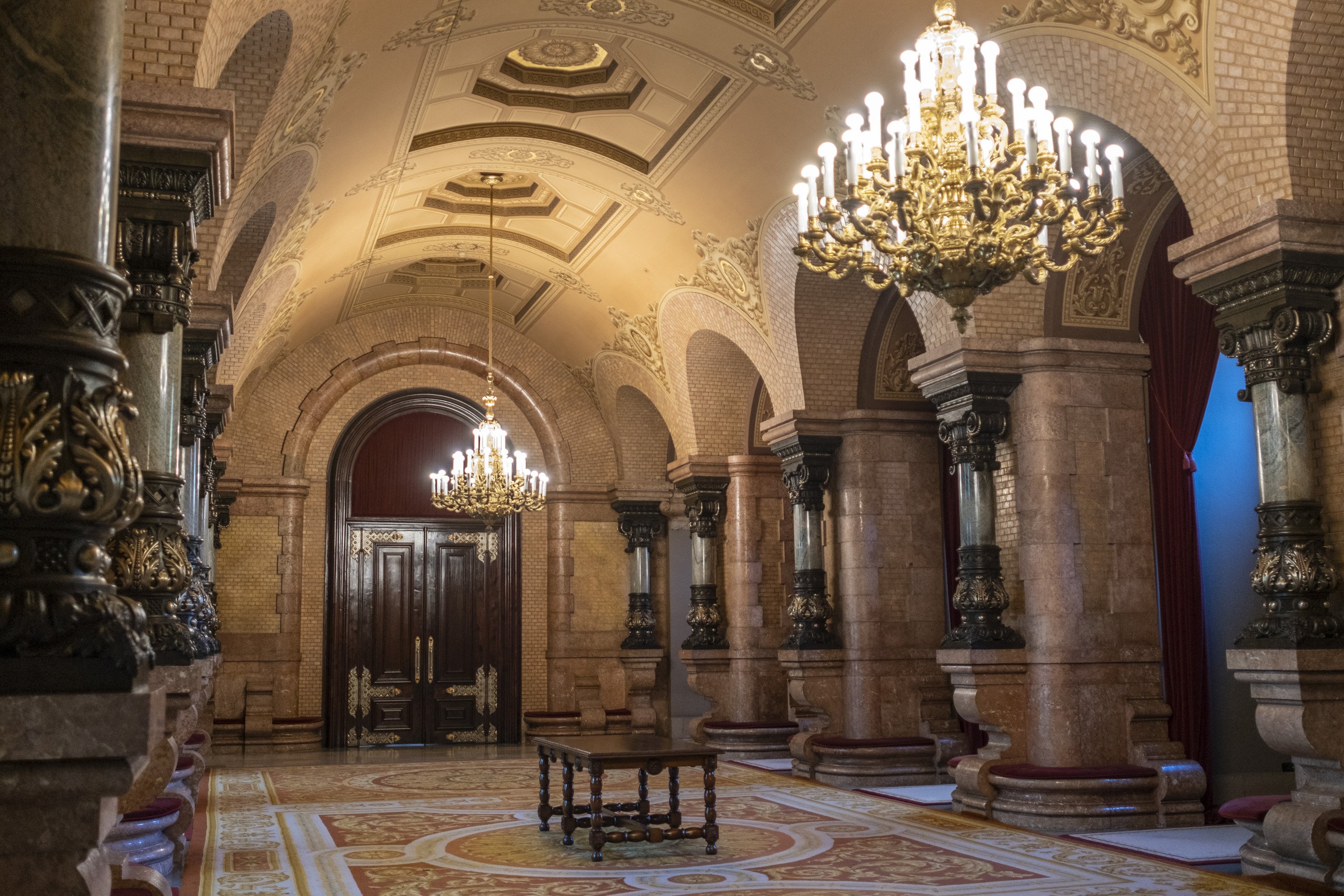 EL TSJC rebaja el nivel de catalán para trabajar en el Parlament