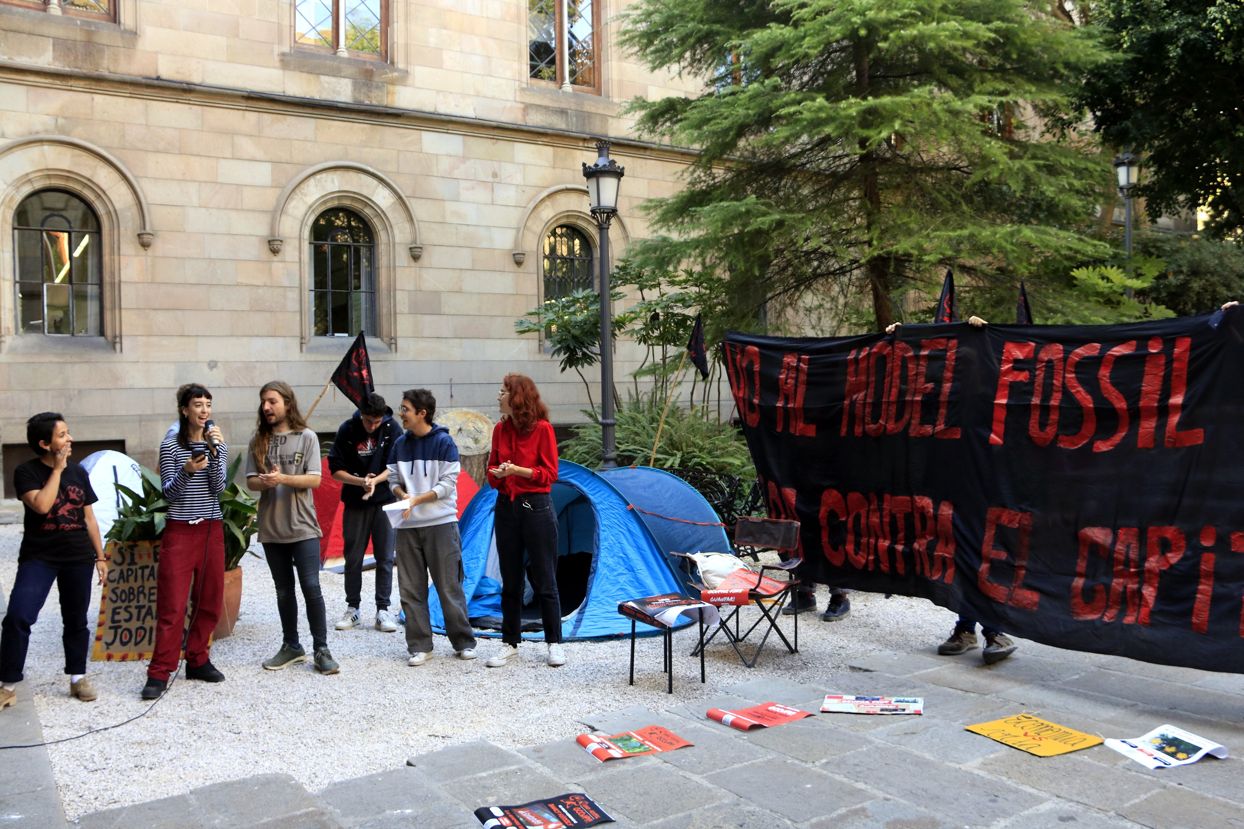 Els activistes contra el canvi climàtic mantindran l'acampada a la UB fins que els facin cas