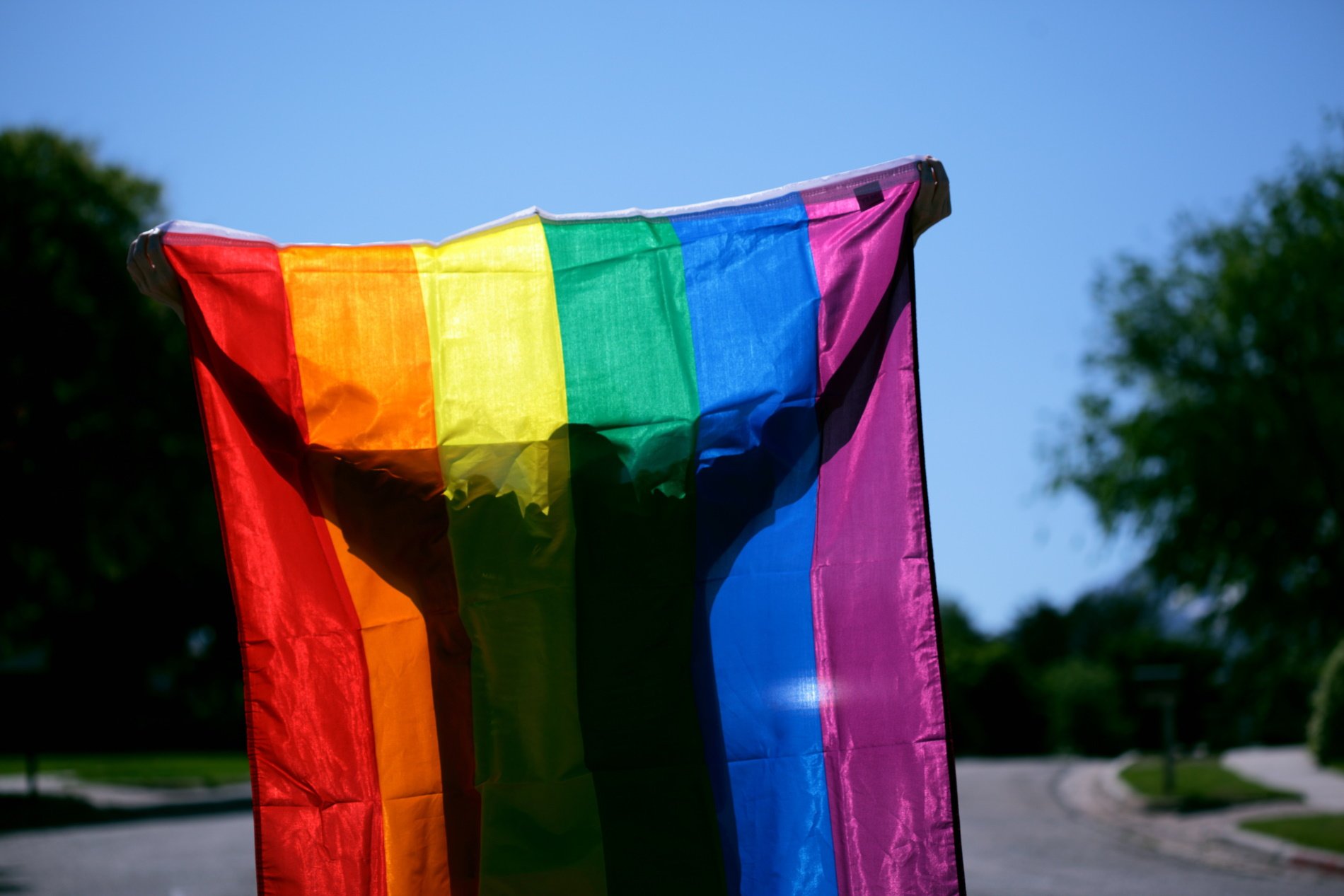 El choque entre PP y Vox por una bandera LGTBI en una consejería de Murcia llega a los tribunales