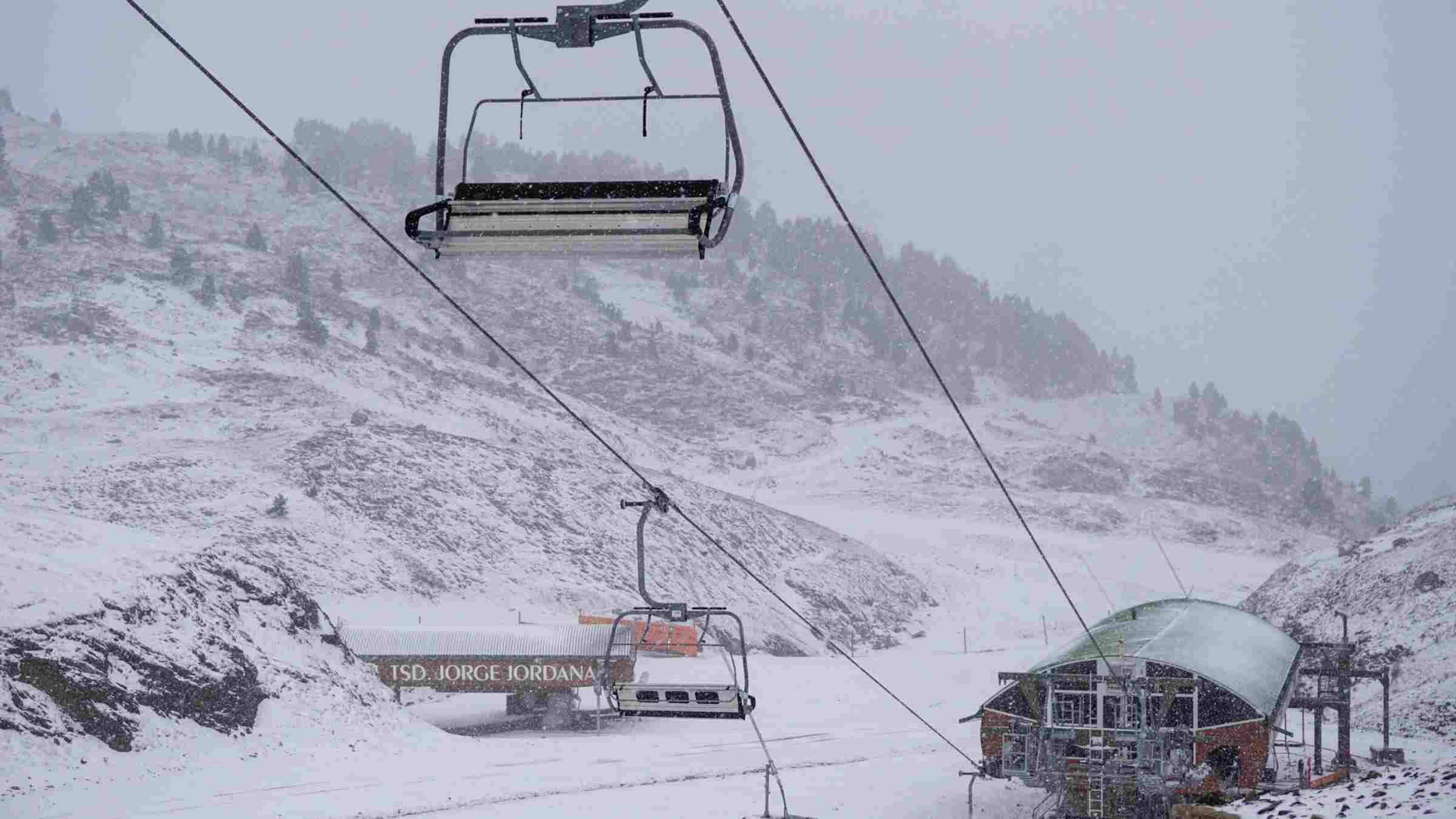 Ha arribat el fred a alta muntanya: el Pirineu s'ha tenyit de blanc / TWITTER: @baqueira_beret