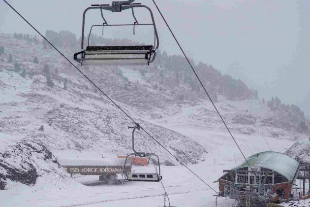 Ha llegado el frío a alta montaña: el Pirineo se ha teñido de blanco / TWITTER: @baqueira_beret