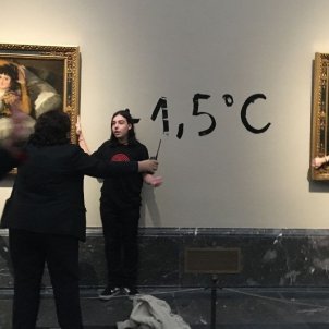 Dues activistes ecologistes s'enganxen a 'Las majas' de Goya al Prado | VÍDEO