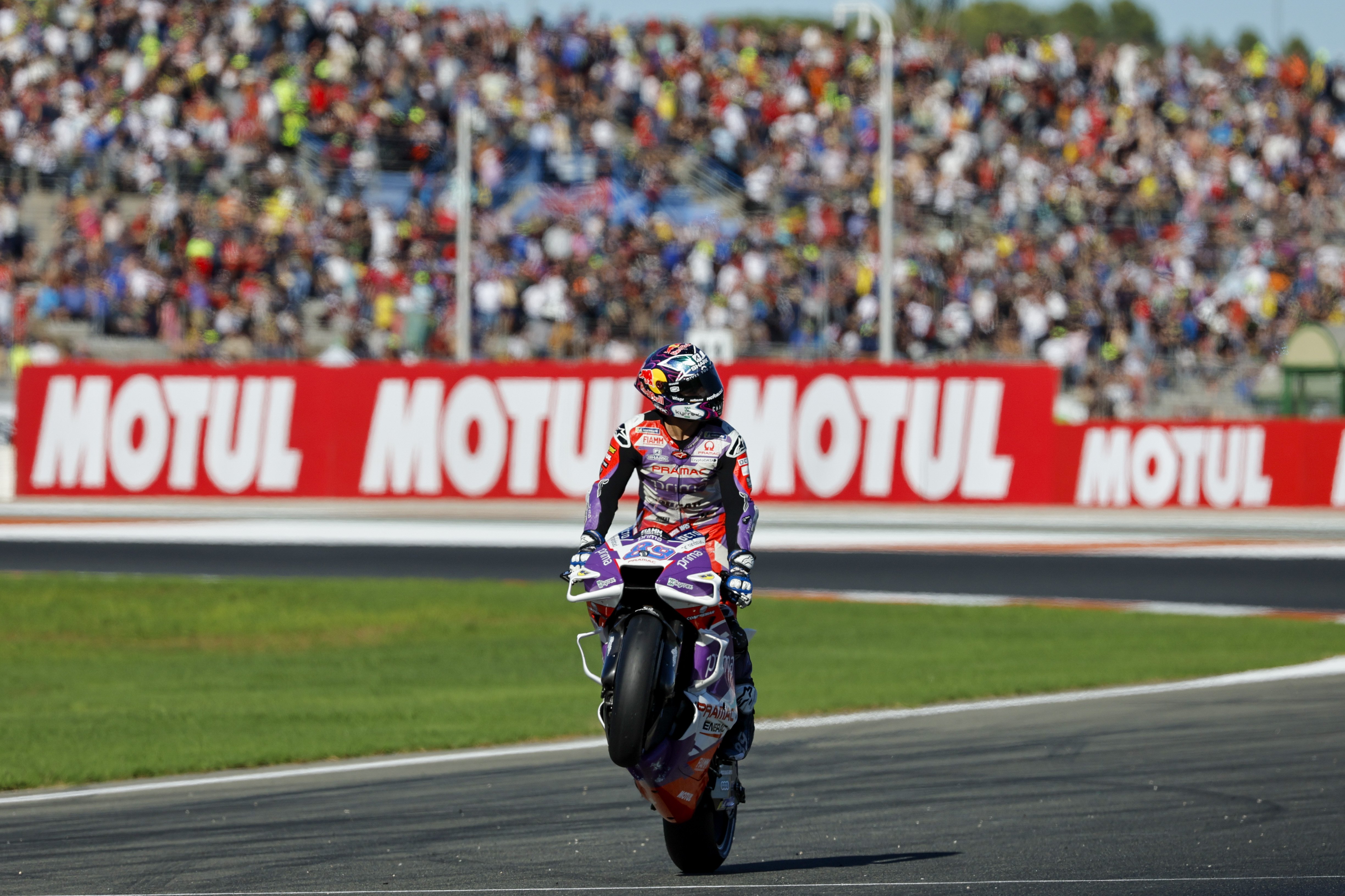 Jorge Martín consigue la pole en el GP de Valencia por delante de Marc Márquez y Jack Miller