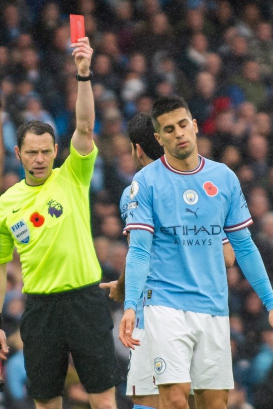 Cancelo expulsado Manchester City / Foto: EFE - Peter Powell