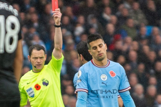 Cancelo expulsado Manchester City / Foto: EFE - Peter Powell