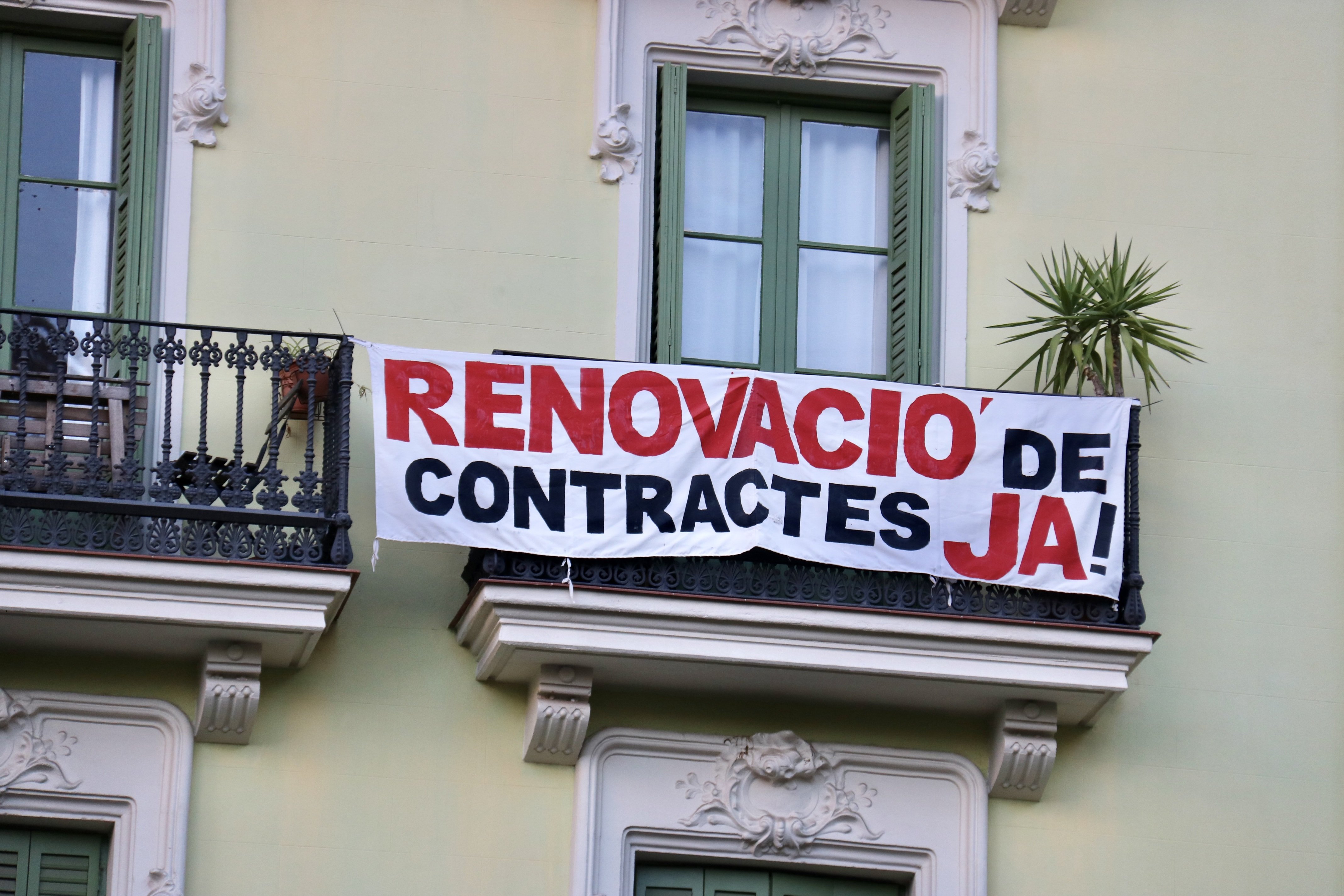 Concentració dels veïns de la Casa Orsola per exigir la renovació dels lloguers