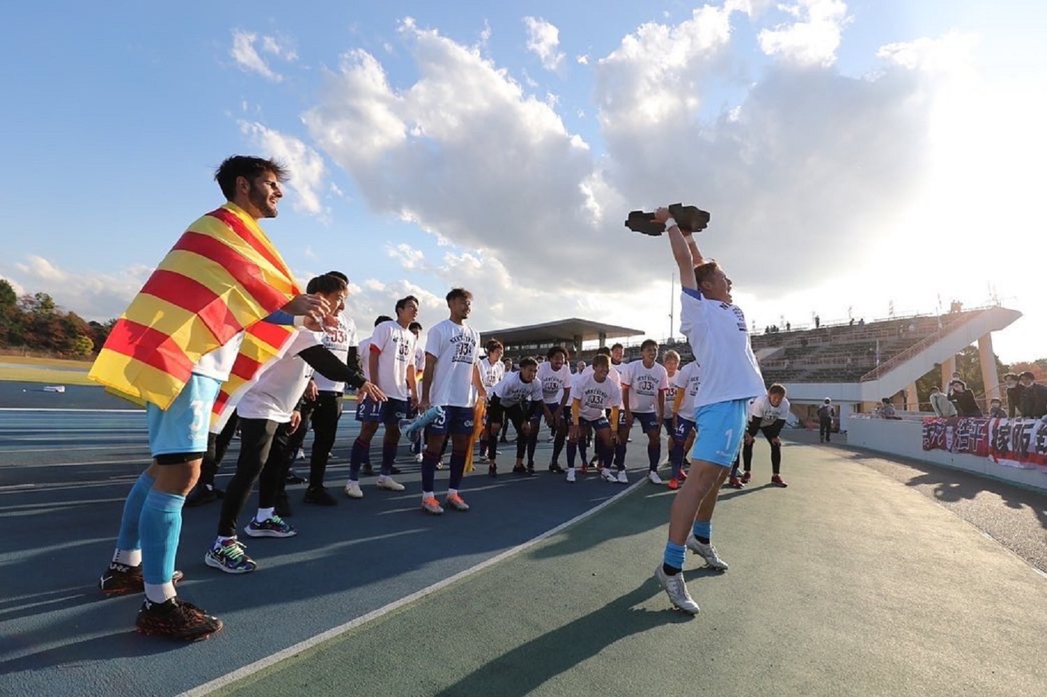 De Catalunya al Japó: Arnau Riera celebra l'ascens del seu equip amb la senyera