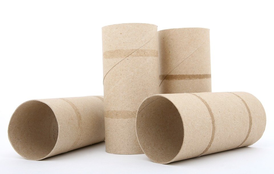 Reciclatge casolà: els cilindres de cartró dels rotllos de paper serveixen per a un munt de coses