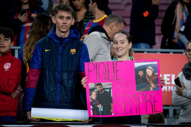 Pique pancarta dedicatoria Camp Nou / Foto: FC Barcelona
