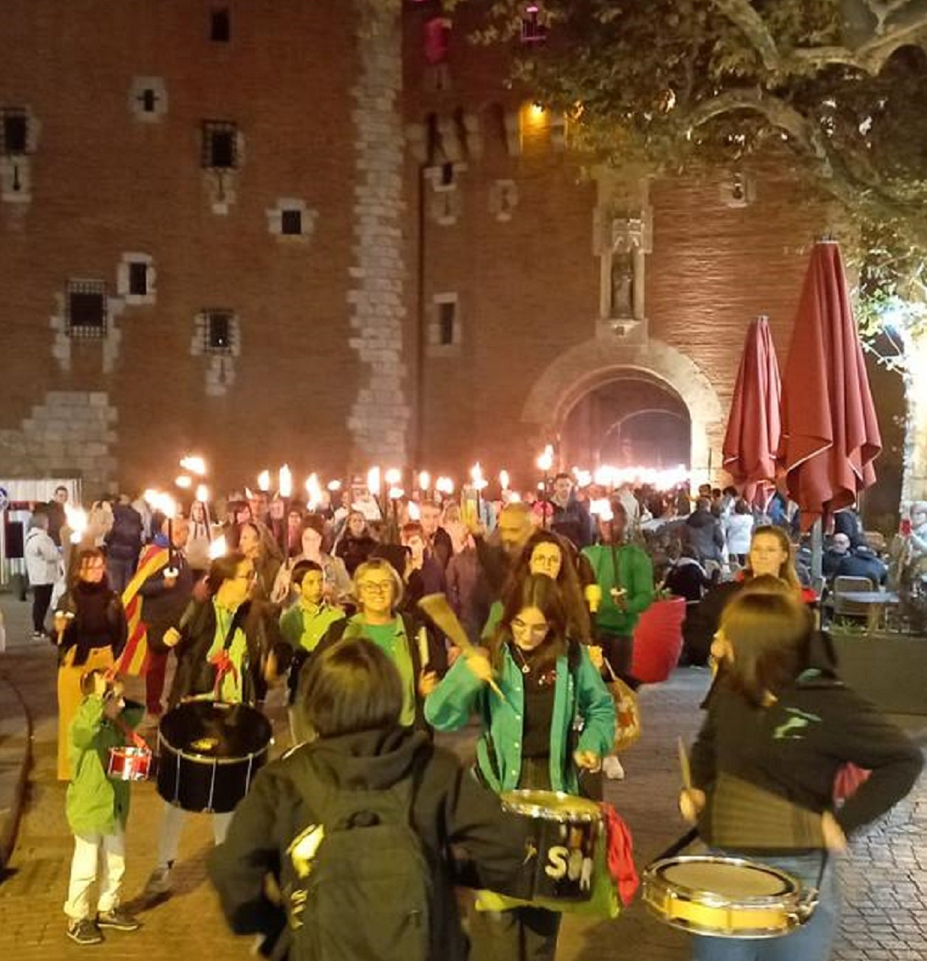 Emotiva marcha de antorchas en el centro de Perpinyà por la Diada norcatalana