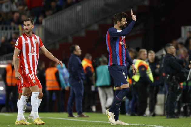 Gerard Piqué saludando Camp Nou Leo Baptistao / Foto: EFE