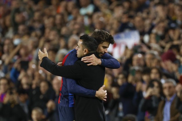 Gerard Piqué abrazo Xavi Hernández despedida Camp Nou / Foto: EFE