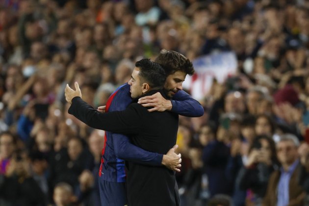 Gerard Piqué abrazo Xavi Hernández despedida Camp Nou / Foto: EFE Gerard Piqué abrazo Xavi Hernández despedida Camp Nou / Foto: EFE