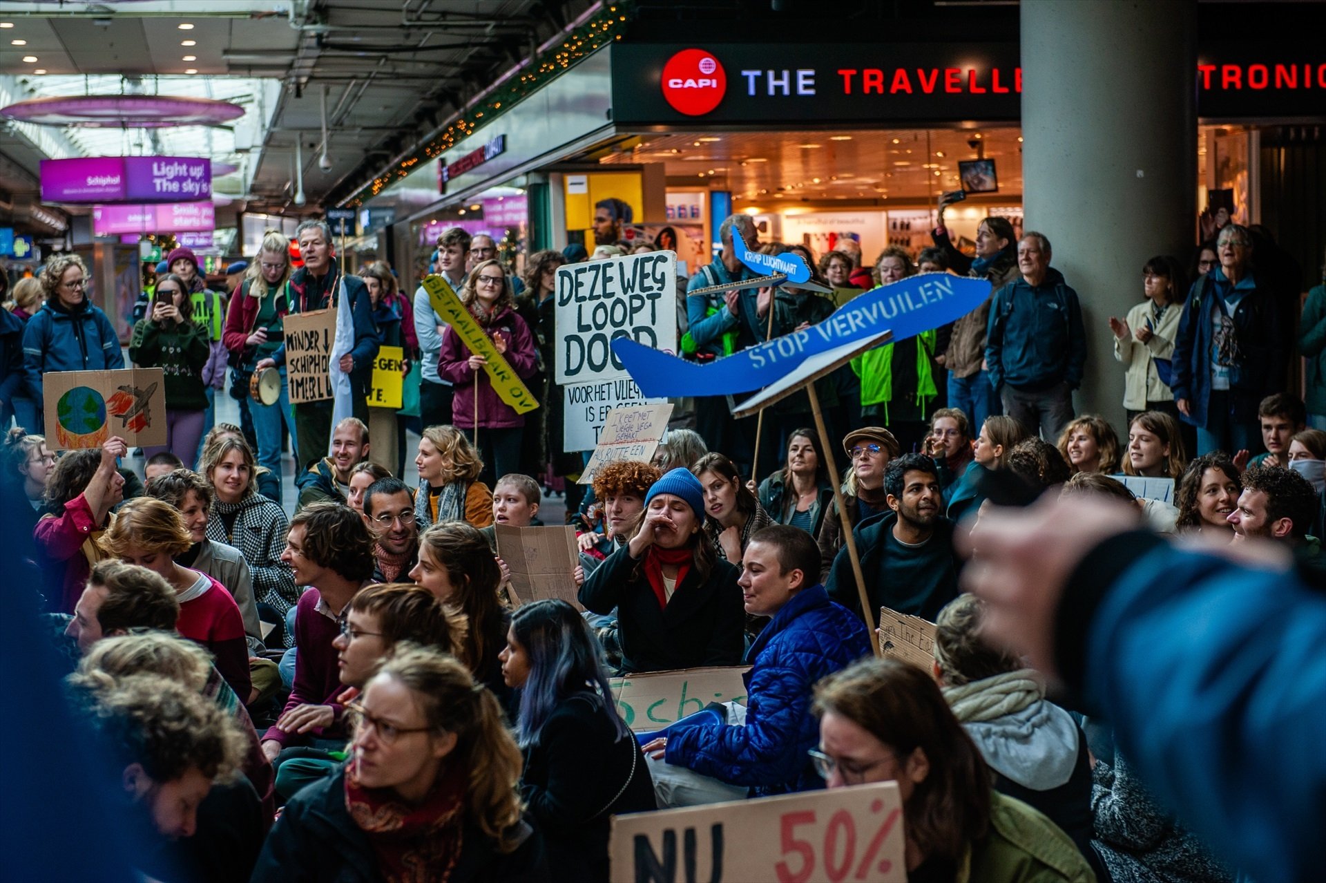 Más de 150 ecologistas detenidos por ocupar la pista de jets privados del aeropuerto de Ámsterdam