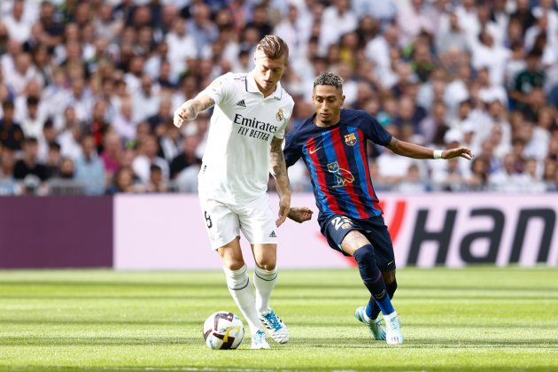 Toni Kroos Raphinha Real Madrid Barça / Foto: Europa Press