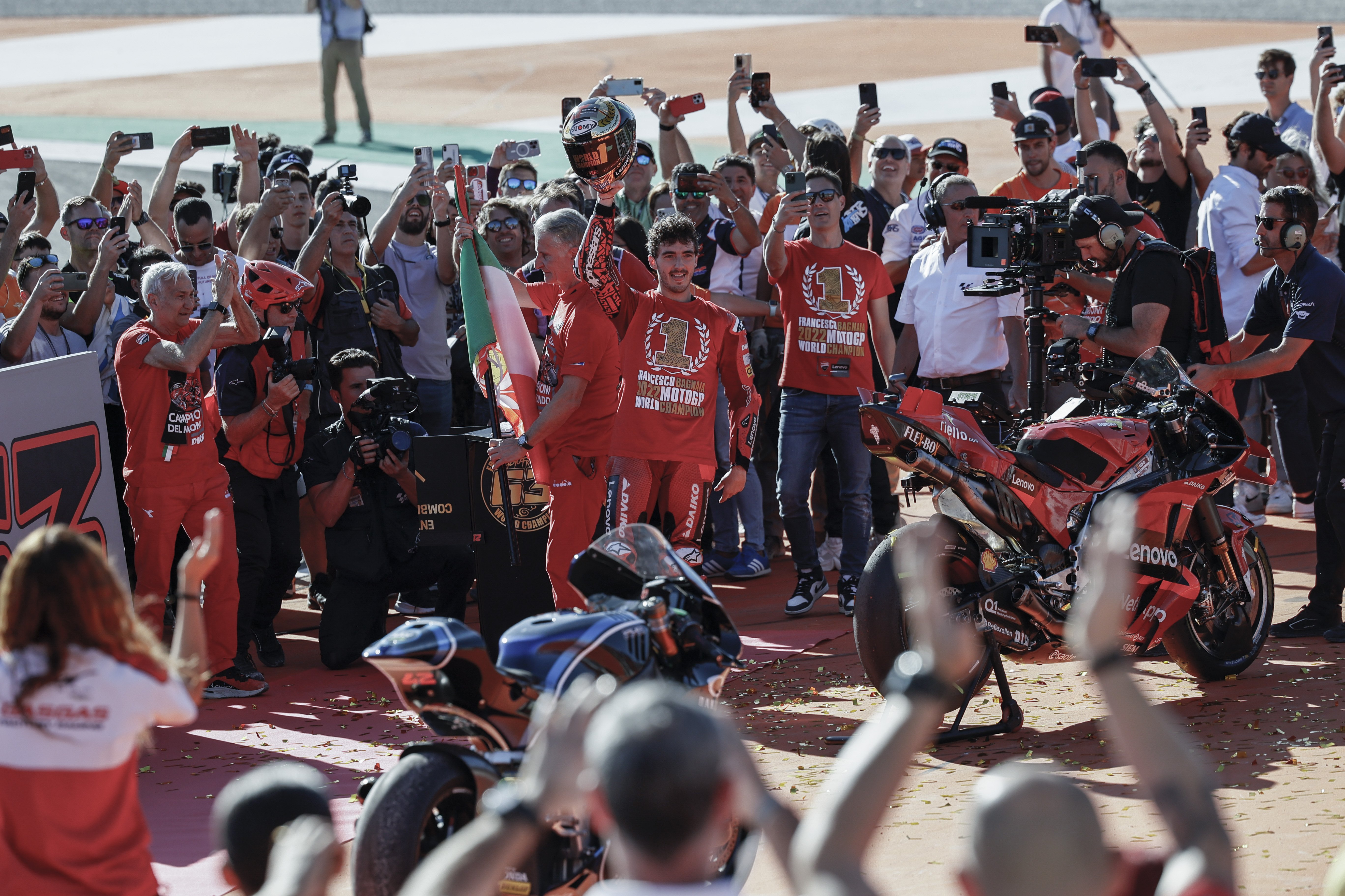 Francesco Bagnaia guanya el seu primer títol de MotoGP i Àlex Rins tanca l'etapa de Suzuki amb una victòria