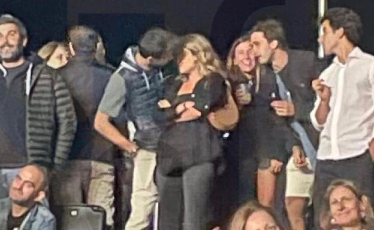 Piqué y Clara beso