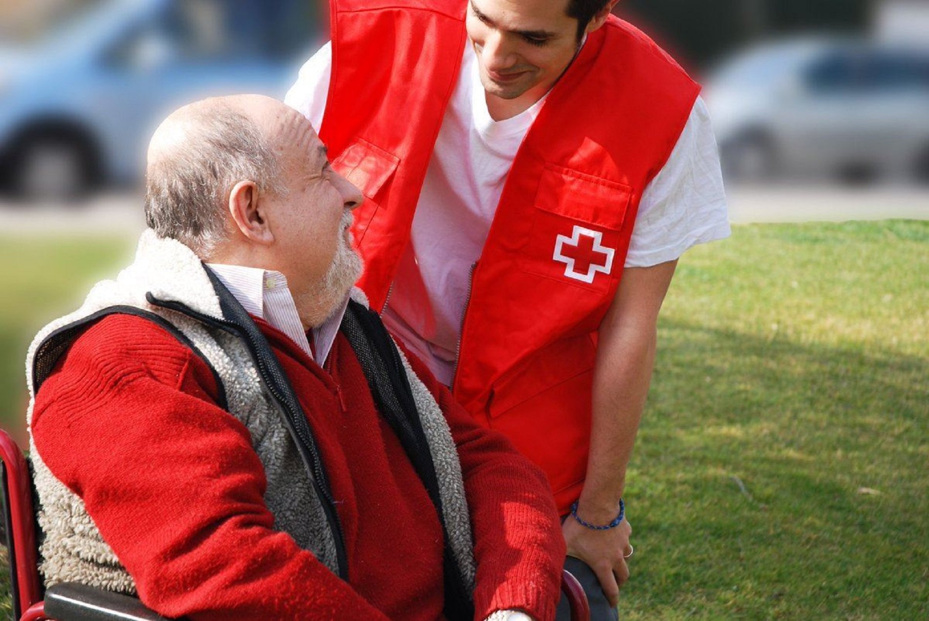 La Creu Roja i Barcelona promouen el voluntariat per acompanyar la gent gran