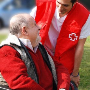 La Creu Roja i Barcelona promouen el voluntariat per acompanyar la gent gran