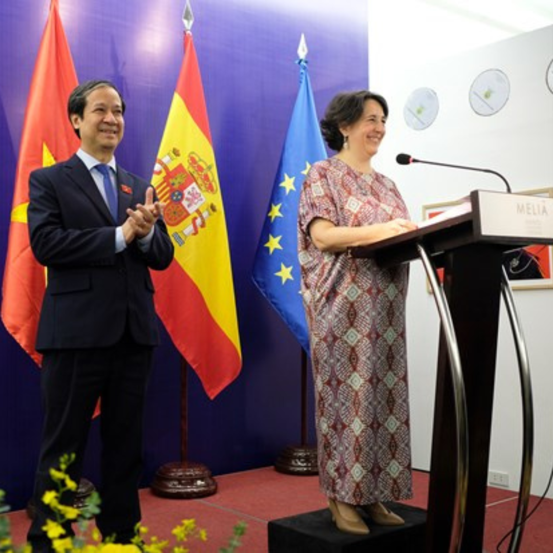 La Embajada de España en Hanói organiza una exposición que rinde tributo a las mujeres en España y Vietnam