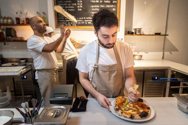 PIZZERIA SARTORIA PANATIERI pizzers / Foto: Montse Giralt PIZZERIA SARTORIA PANATIERI pizzers / Foto: Montse Giralt