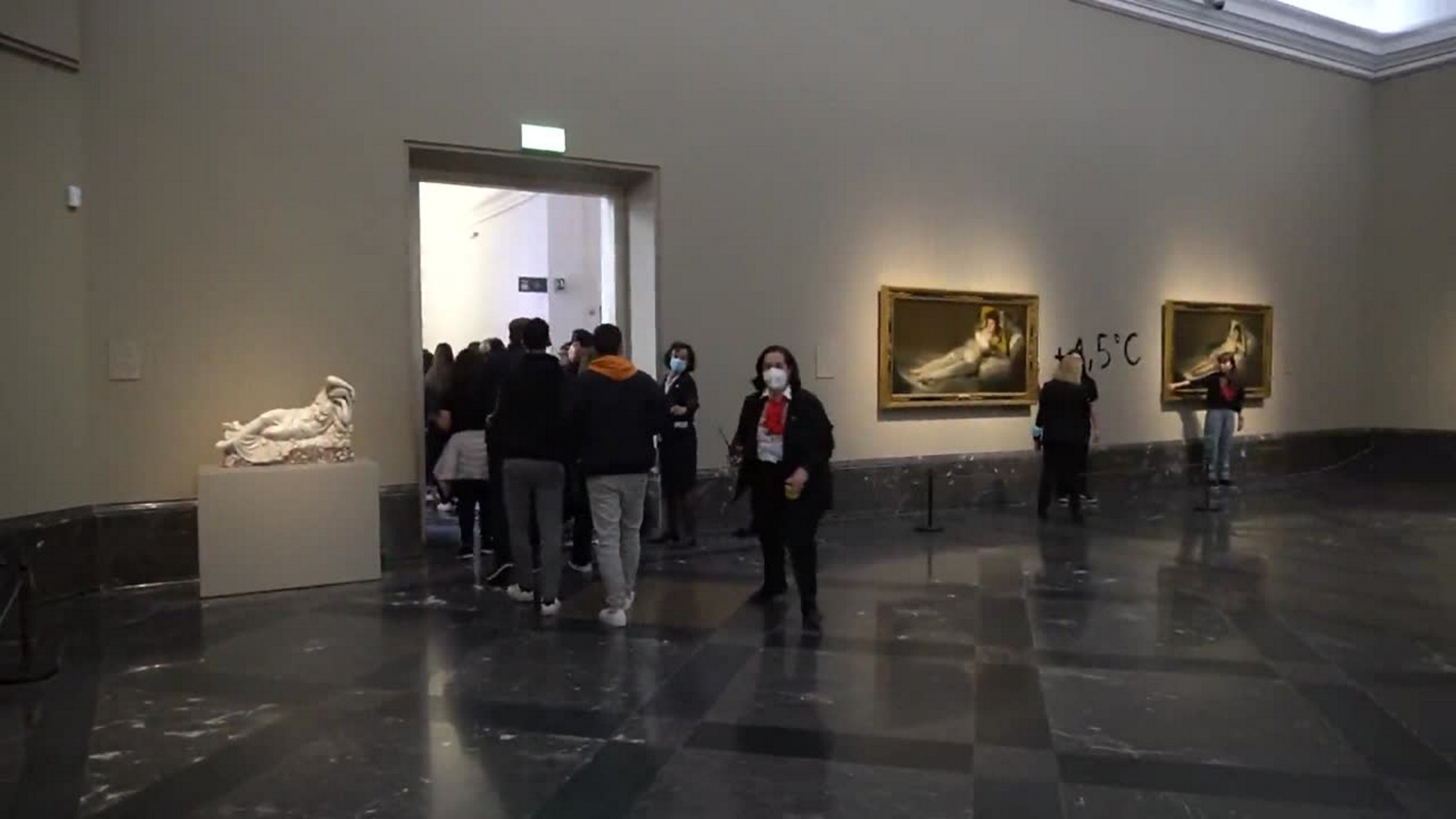 Libertad con cargos para los activistas que se pegaron a 'Las Majas' de Goya en el Prado
