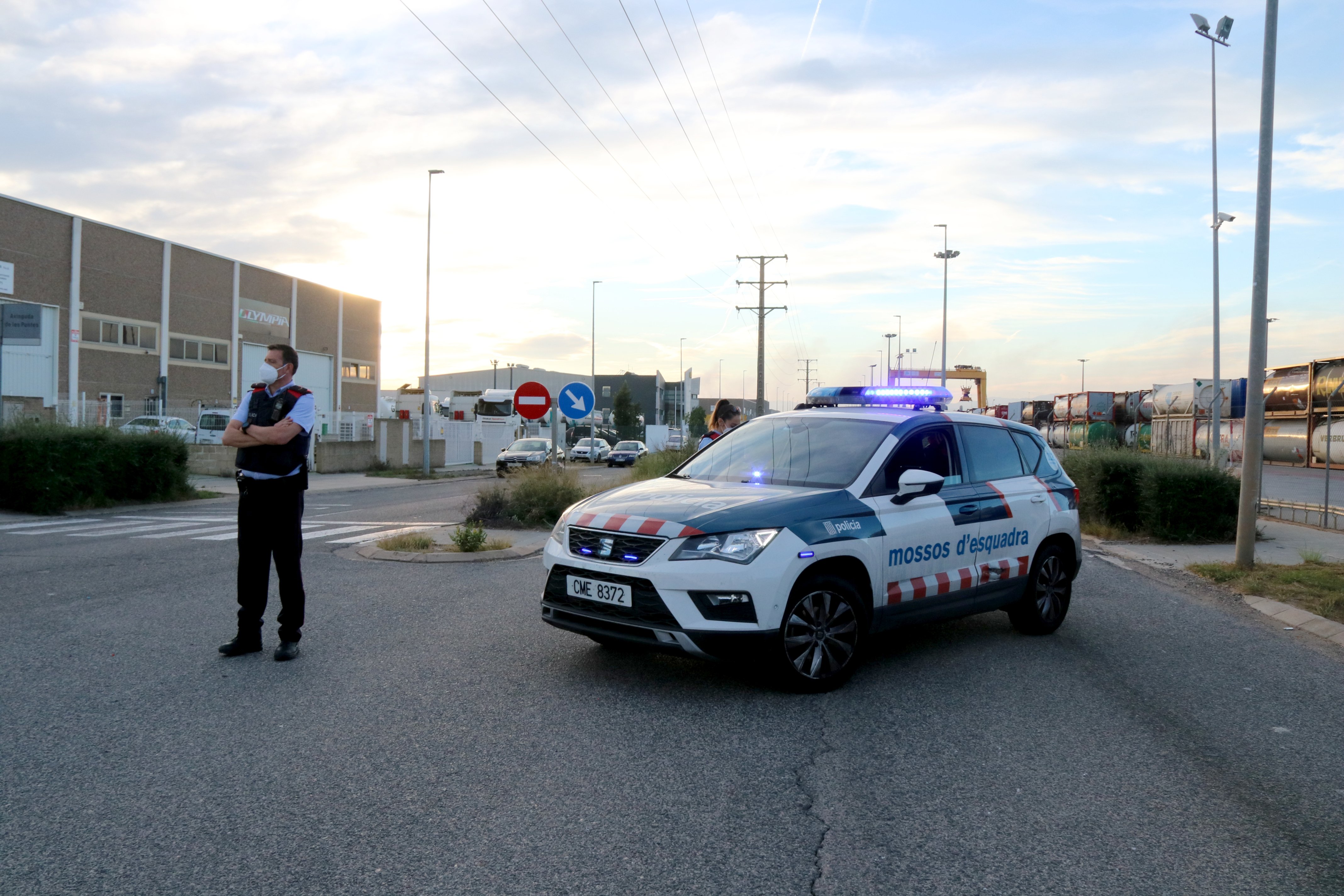 El Govern admet que ha trigat una hora a activar l'alarma de risc químic per l'incendi de Constantí