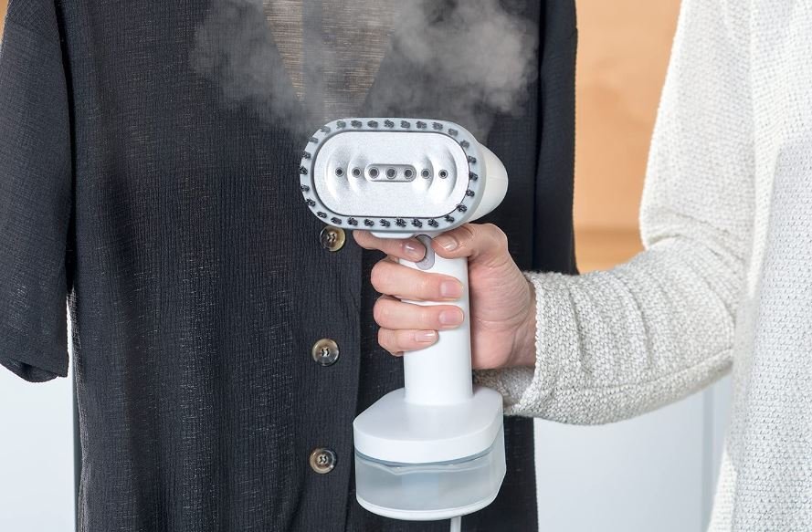 Vuelve la plancha de vapor vertical que arrasa en Amazon: con ella las arrugas serán historia