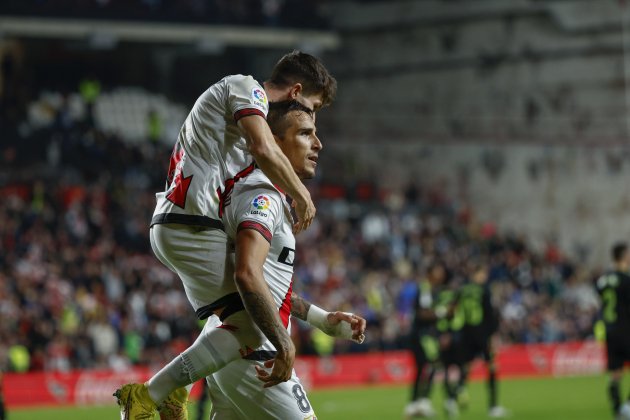 Oscar Trejo Fran Garcia celebrando gol de penalti Rayo Vallecano Real Madrid / Foto: EFE