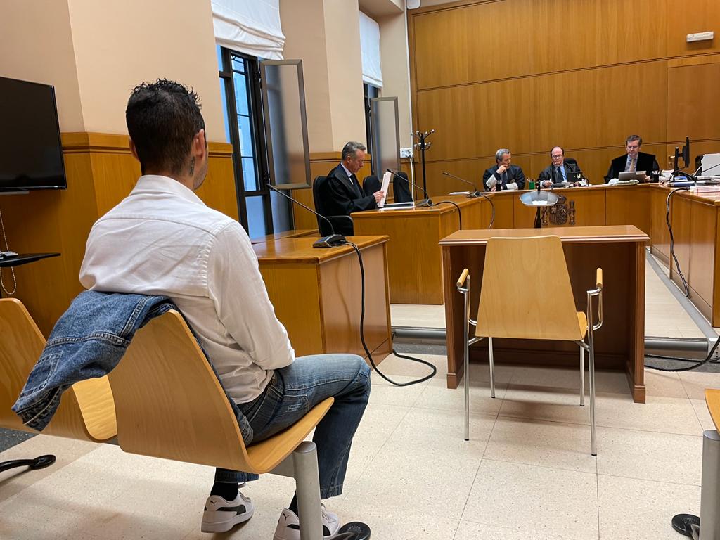 Un guardia civil, condenado por publicar 'fake news' contra menores no acompañados: 15 meses de prisión