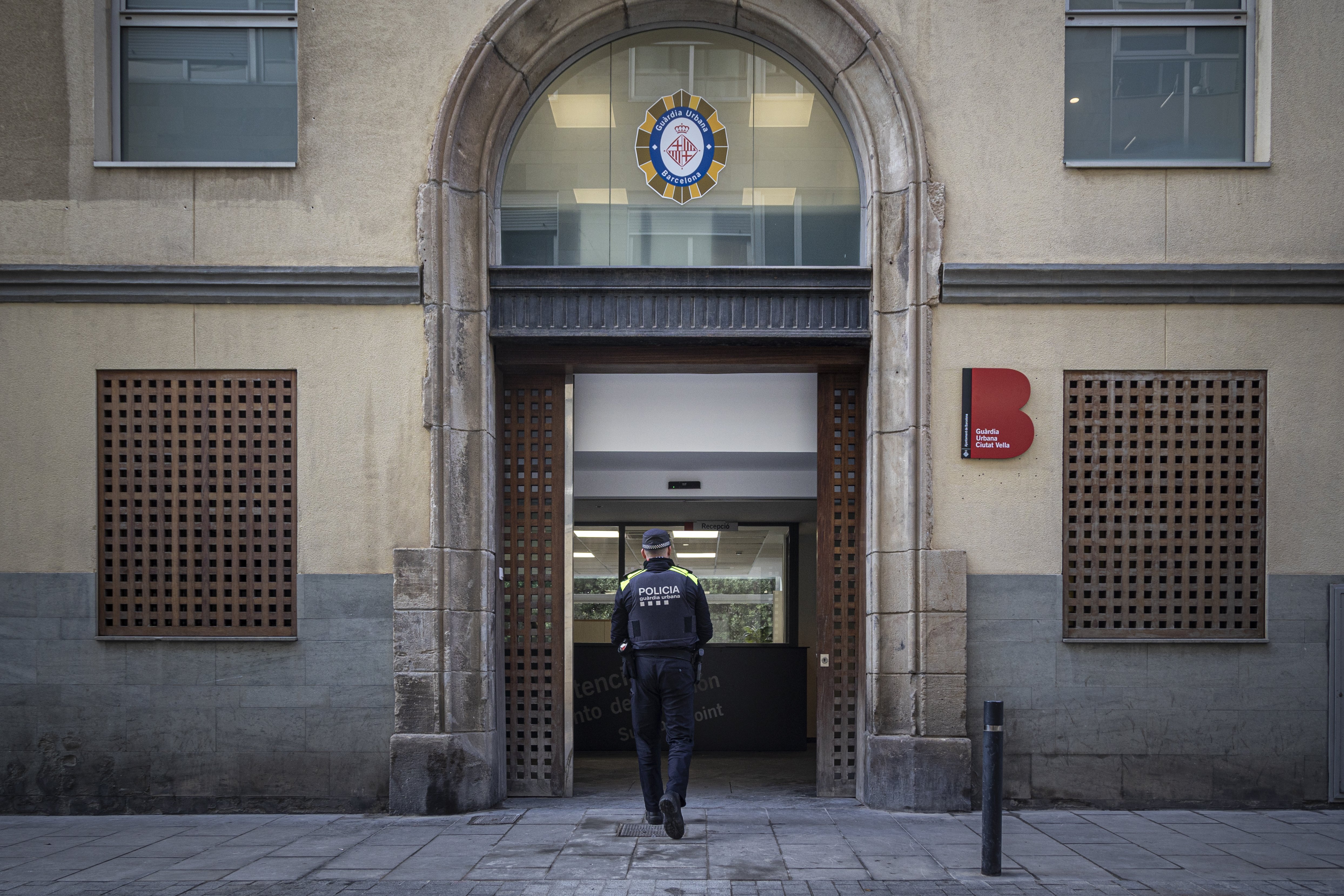La Guàrdia Urbana de Barcelona incorpora palas detectoras de metales para localizar armas blancas
