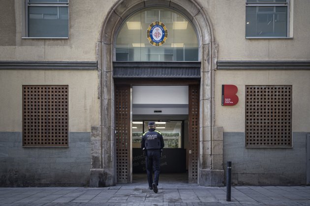 DECOMISARÍA GUARDIA URBANA CIUTAT VELLA puerta policía / Foto: Montse Giralt