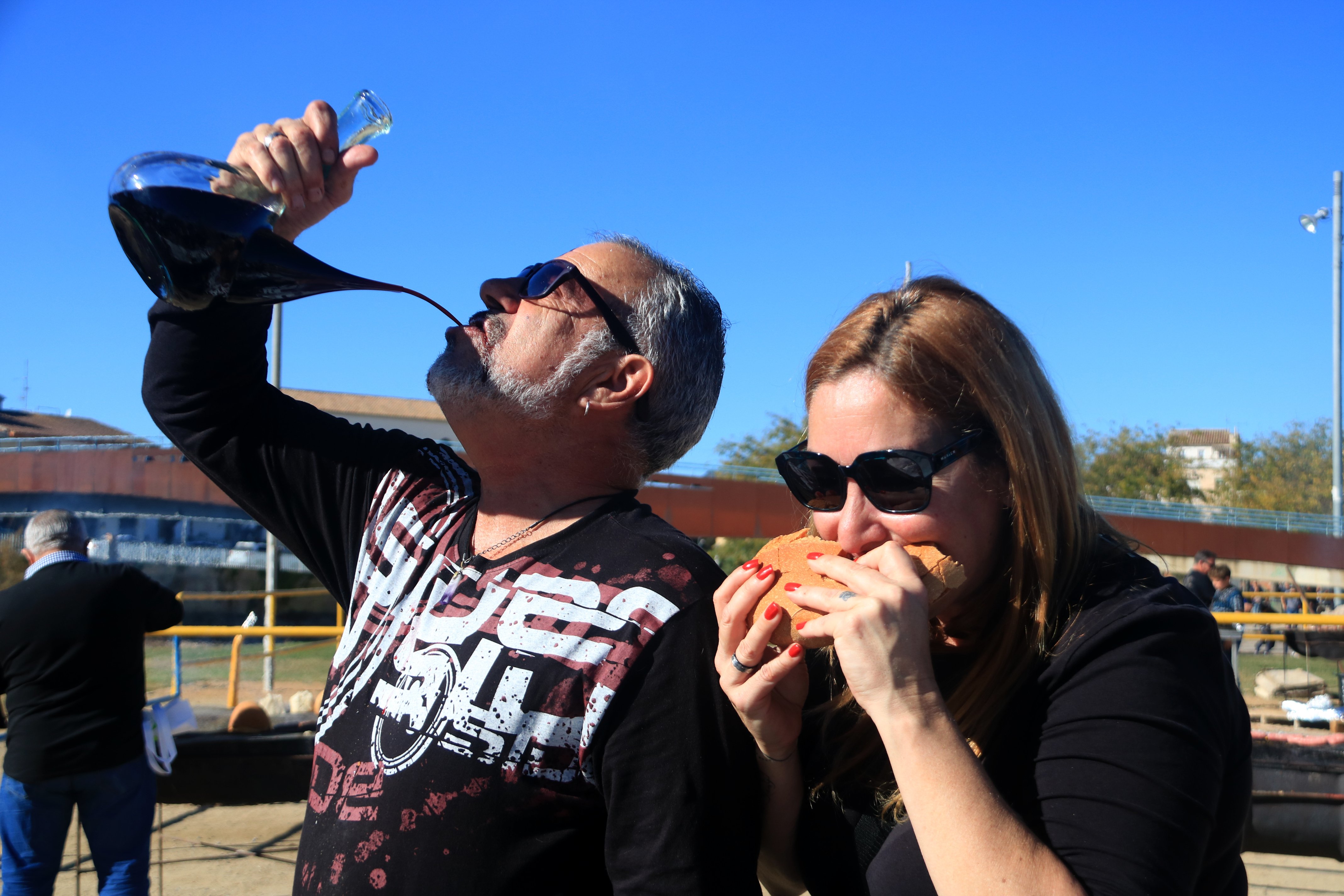 La Ribera d'Ebre reivindica su tradicional plato de origen payés: pan, cebolla, ajo y arenque