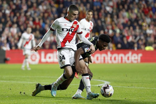 Sergio Camello Aurélien Tchouaméni Real Madrid Rayo Vallecano / Foto: EFE Sergio Camello Aurélien Tchouaméni Real Madrid Rayo Vallecano / Foto: EFE