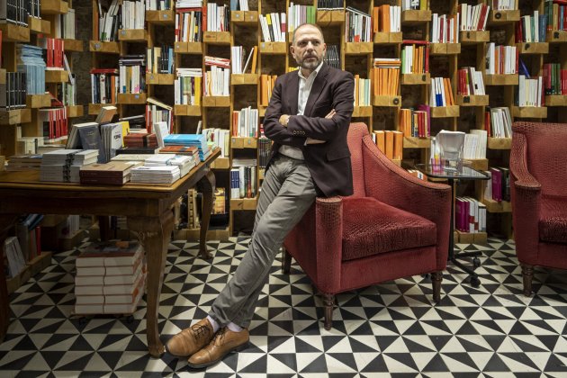 Joan Esculies a la llibreria Ona de Gràcia, a Barcelona / Foto: Montse Giralt