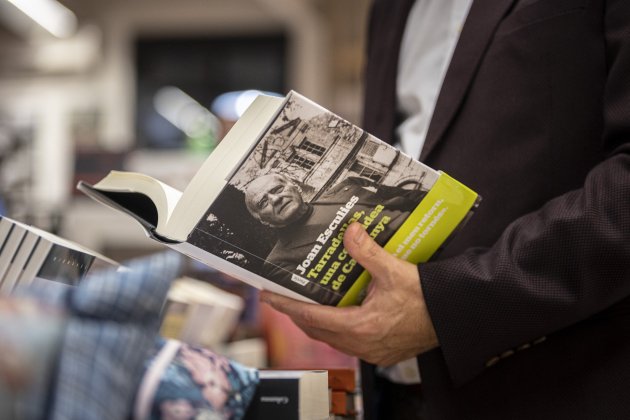 Joan Esculies amb la biografia de Tarradellas a les mans / Foto: Montse Giralt