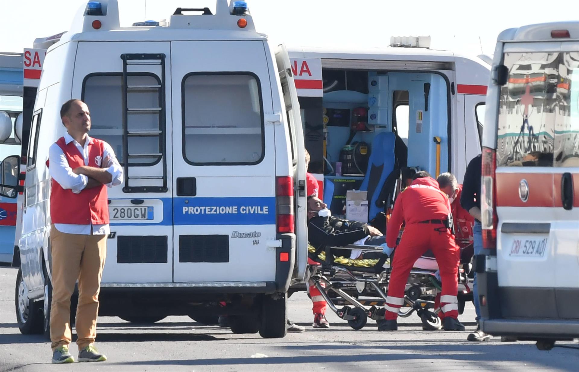 Médicos Sin Fronteras gana el pulso a Meloni para desembarcar a más de 200 migrantes en Italia