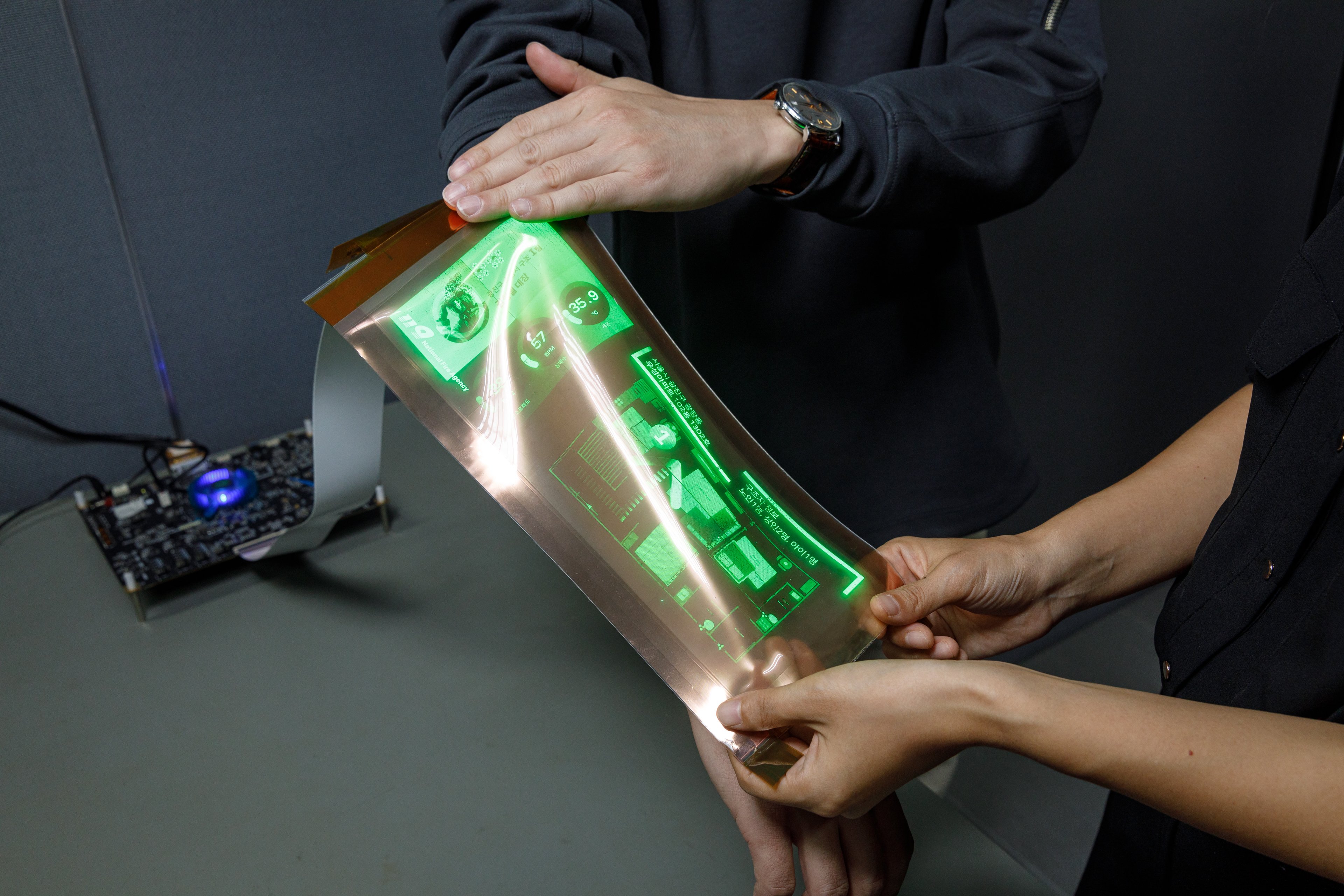 LG presenta el seu primer plafó|panell flexible capaç de reproduir imatges
