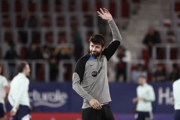 Gerard Piqué saluda a Sadar Osasuna Barça / Foto: EFE Gerard Piqué saluda a Sadar Osasuna Barça / Foto: EFE