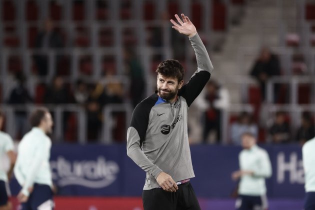 Gerard Piqué saluda en el último partido que ha jugado cono el Barça contra Osasuna / Foto: EFE