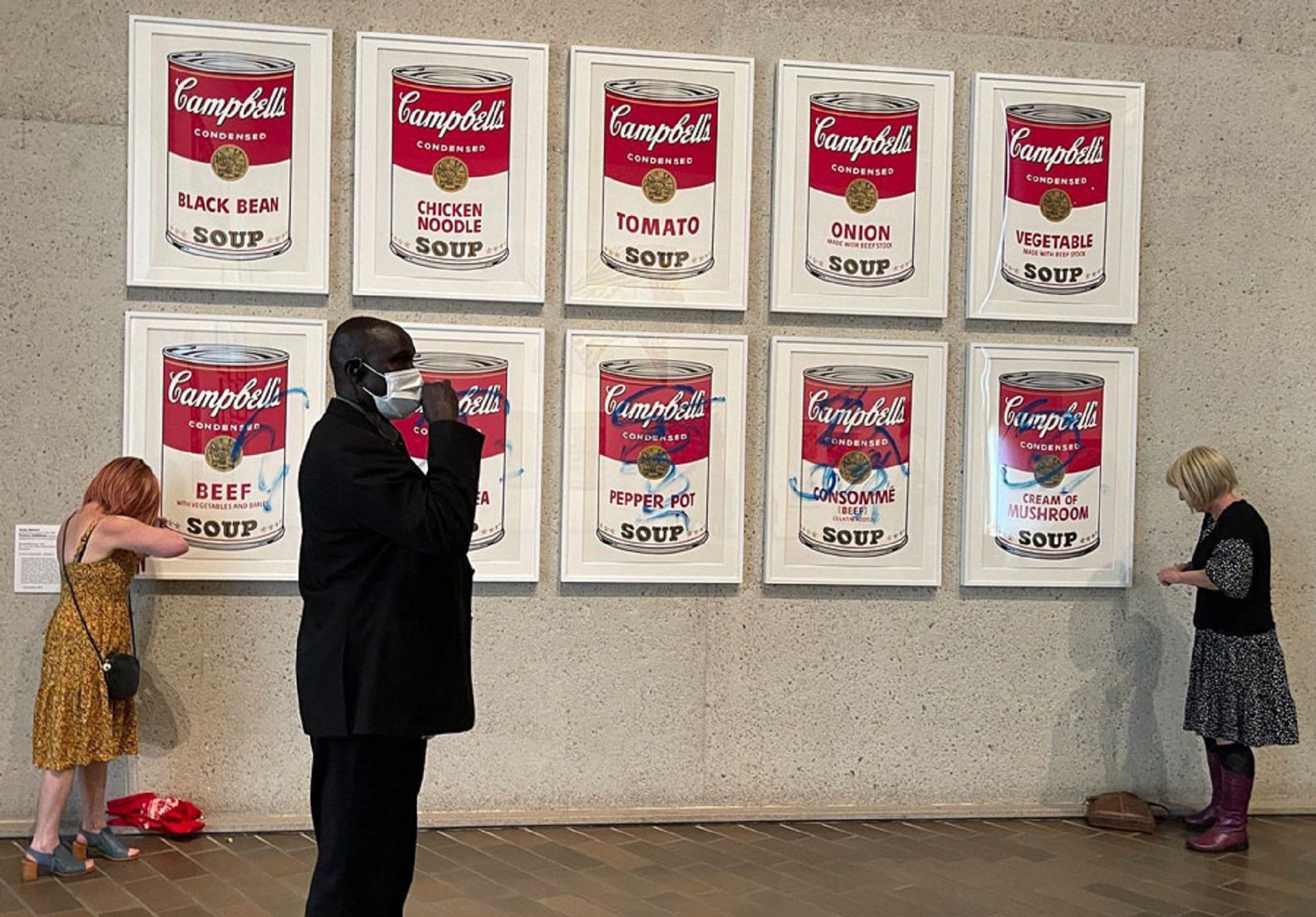 Las 'Latas de sopa Campbell', de Andy Warhol, atacadas por activistas | VÍDEO