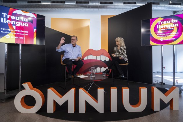 Xavier Antich Mònica Terribas presenten la nova campanya d'Òmnium Cultural 'Treu la llengua' / Foto: Montse Giralt Xavier Antich Mònica Terribas presenten la nova campanya d'Òmnium Cultural 'Treu la llengua' / Foto: Montse Giralt