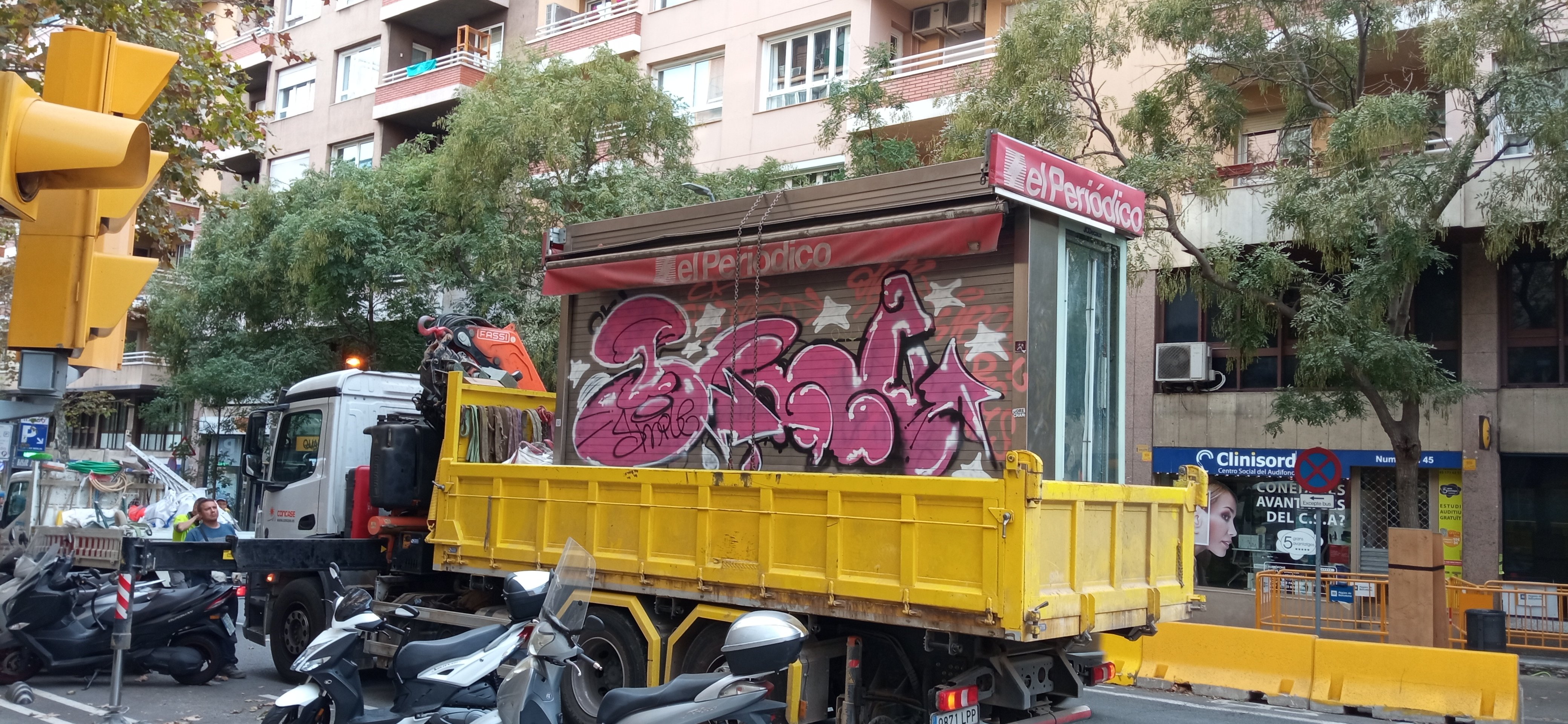 Signes del temps: retiren un quiosc després d'una dècada tancat al carrer Numància de Barcelona