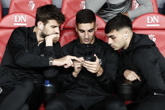 Gerard Piqué mira el móvil EFE Gerard Piqué mira el móvil EFE
