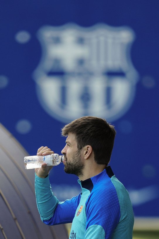 Piqué bebe agua EFE