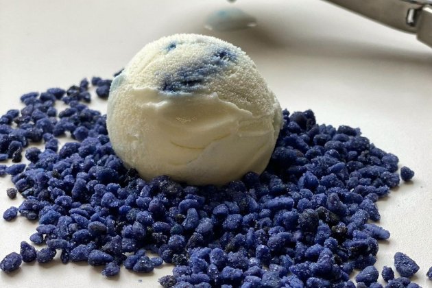 Helado cremoso de chocolate blanco con violetas / Foto: Sandro Desii Helado cremoso de chocolate blanco con violetas / Foto: Sandro Desii
