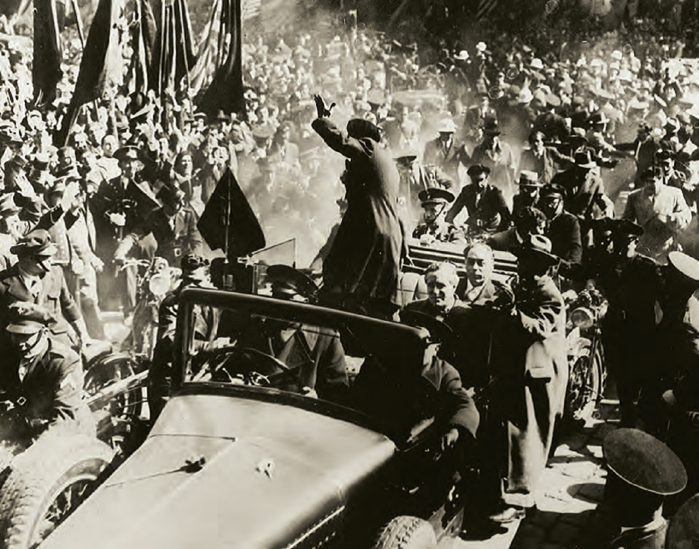 Les Corts de la República aproven l'amnistia per excarcerar Companys