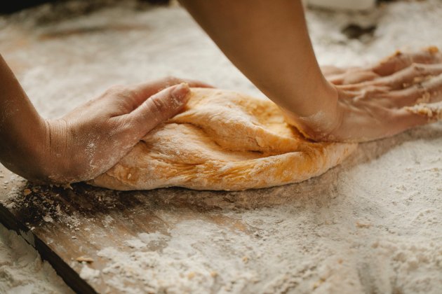 Pastar pasta de pa amb farina / Foto: Pexels