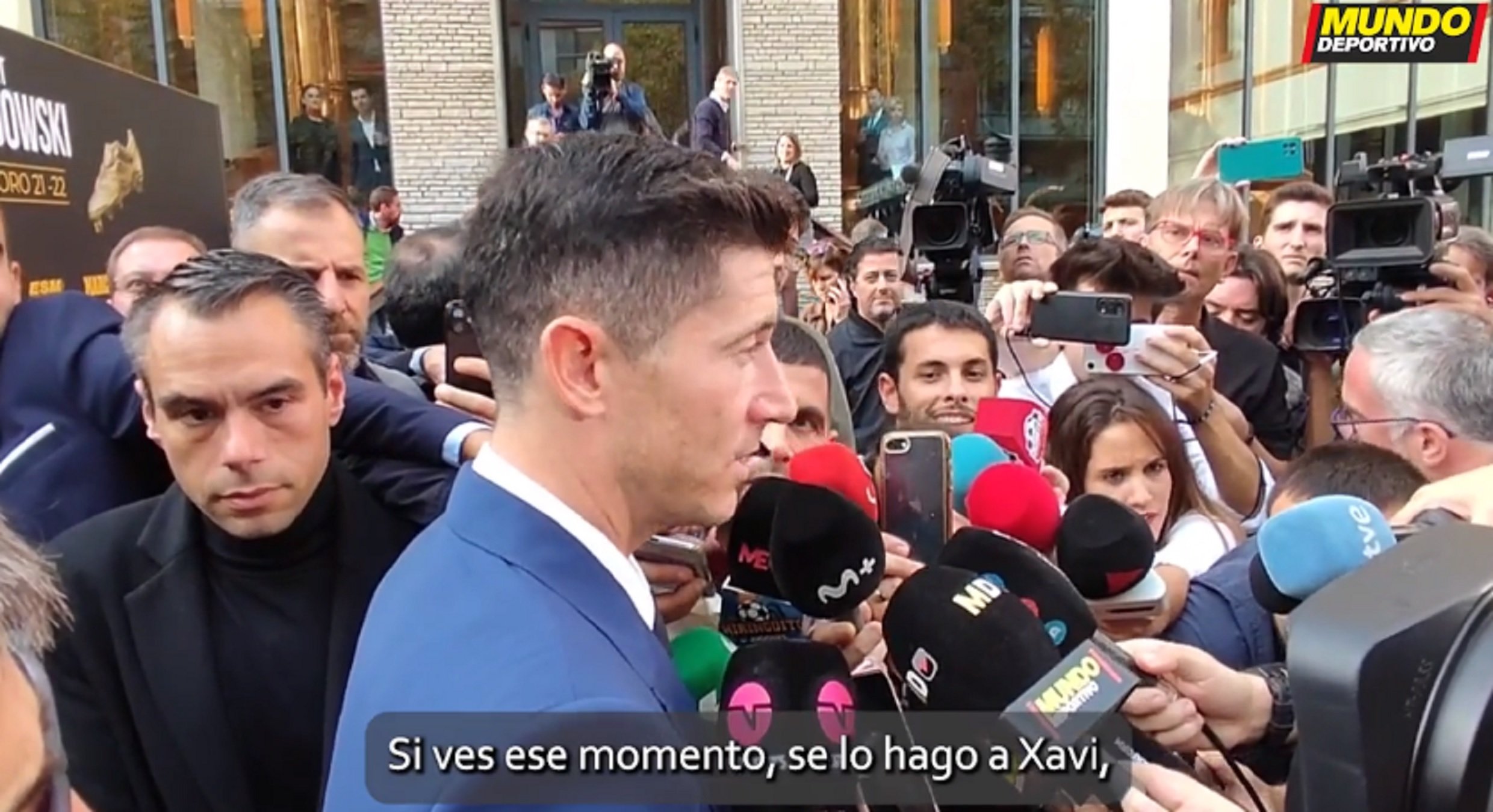 Lewandowski atendiendo a los medios   MD