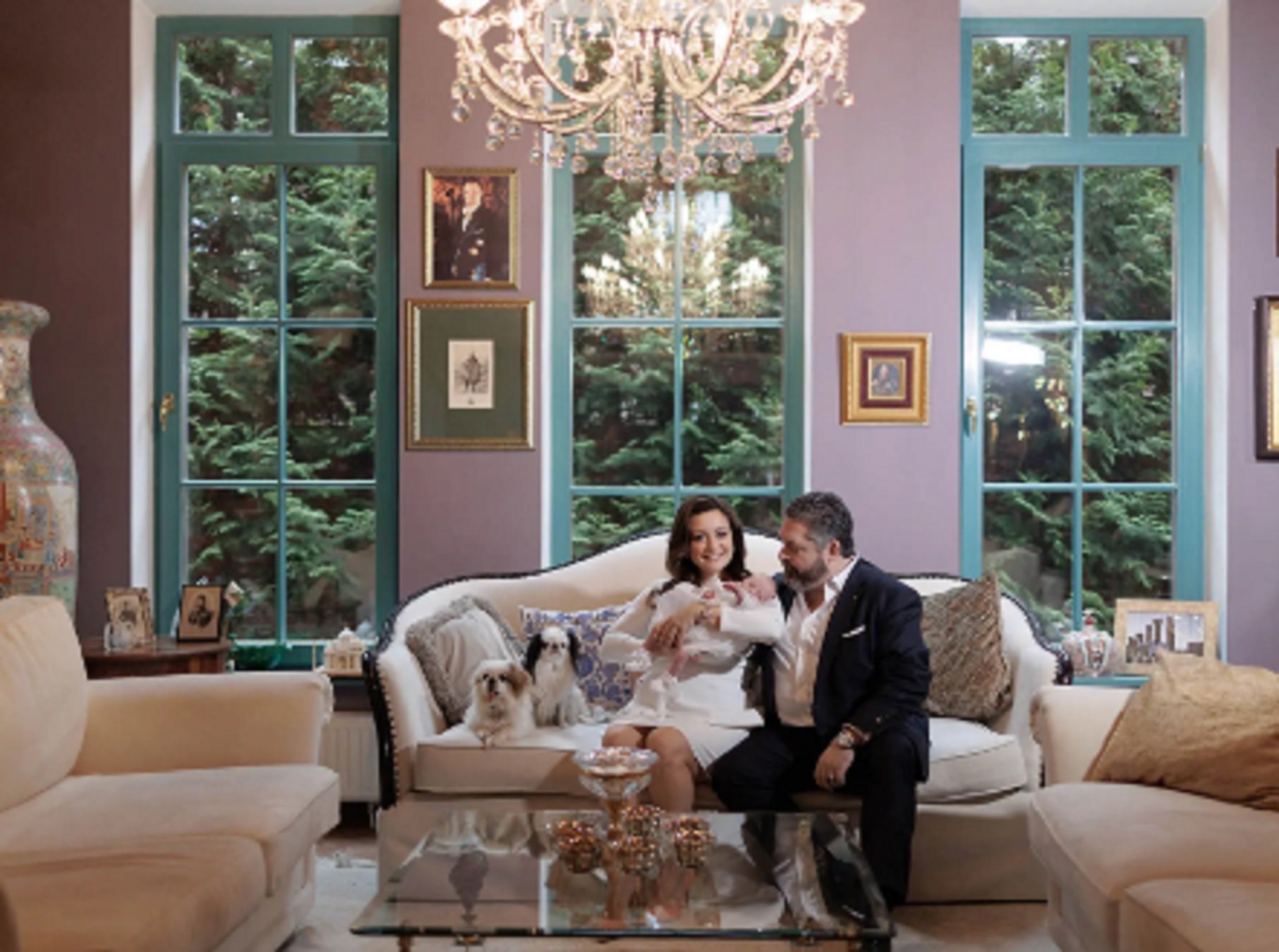 Los Romanov, en el salón de su casa GTRES Los Romanov, en el salón de su casa GTRES